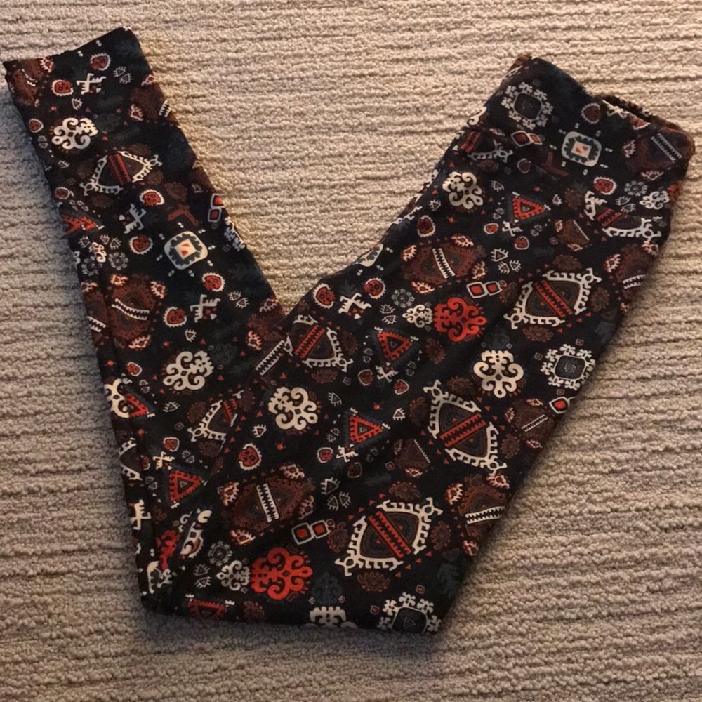NWOT black background patterned Lularoe leggings